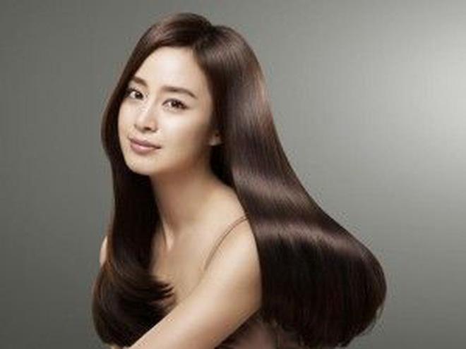 Khánh Vân tung ảnh kỷ niệm 1 năm đăng quang: Sao tóc giả trân như quảng cáo dầu gội vậy?-5