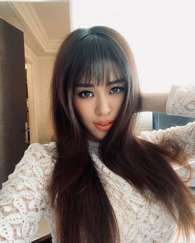 Khánh Vân tung ảnh kỷ niệm 1 năm đăng quang: Sao tóc giả trân như quảng cáo dầu gội vậy?-7