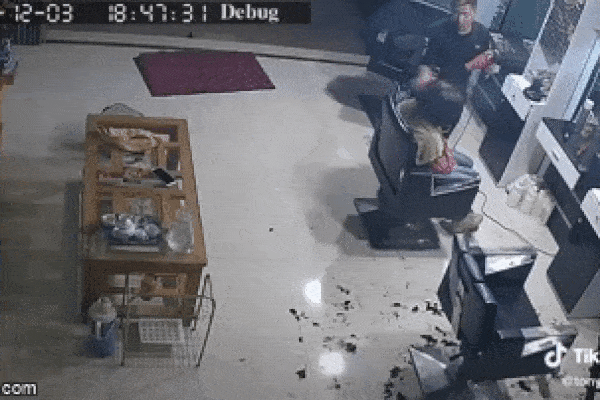 Cô gái đang sấy tóc bỗng ngã vật ra ghế, chủ tiệm ngơ ngác không hiểu vì sao-1