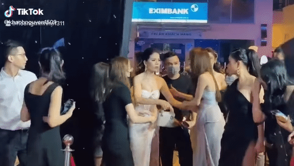 Khoảnh khắc Lệ Quyên - Nhã Phương nhường nhau chụp thảm đỏ-2