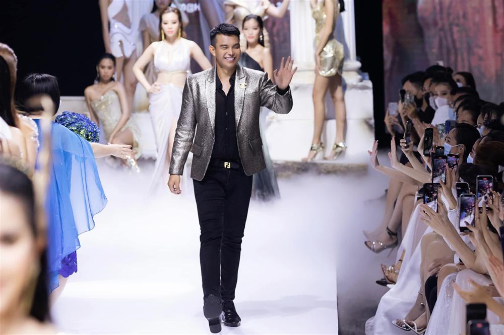 NTK Đỗ Long vạch trần người đẹp lấn chỗ trong show diễn thời trang-3