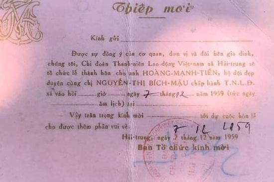 Lục được thiệp cưới thời ông bà những năm trước 1960, dân tình thi nhau khoe như báu vật