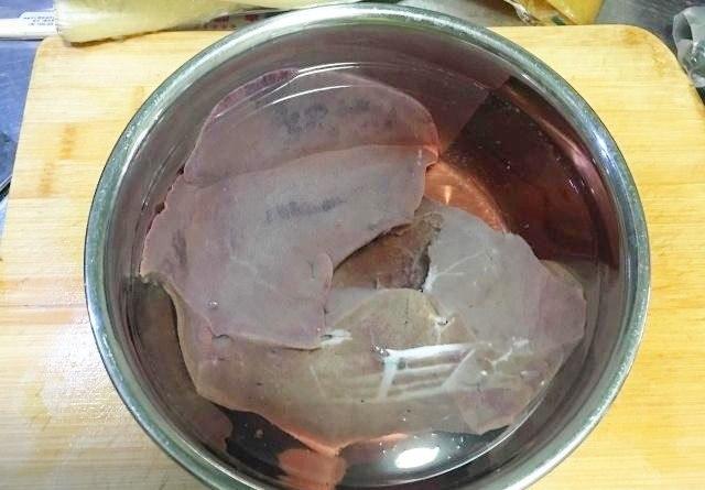 Xào gan lợn, nên thái trước hay ngâm trước, nhiều người làm sai nên gan không tươi, mềm-1