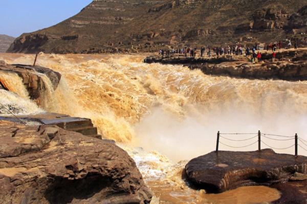 Ngọn lửa vĩnh cửu cháy trong thác nước-8