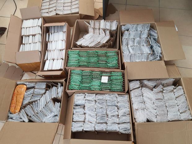 Thu giữ gần 1.000 chiếc điện thoại iPhone nhập lậu qua đường hàng không-1