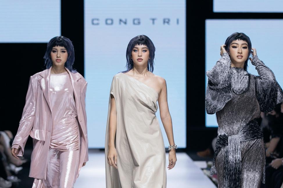 Kỹ năng catwalk: Đỗ Thị Hà từng vào top 5 giải thưởng Người đẹp Thời trang. Nhưng phần thi này thuộc khuôn khổ Hoa hậu Việt Nam - nơi hầu hết thí sinh đều chưa có kinh nghiệm catwalk. Thực tế, Đỗ Thị Hà vừa trình diễn tại Tuần lễ thời trang quốc tế Việt Nam và để lộ nhiều khuyết điểm. Trong ảnh, cô (bên trái) trông thiếu sức hút trong màn catwalk cùng hai đàn chị Tiểu Vy (giữa) và Lương Thùy Linh.