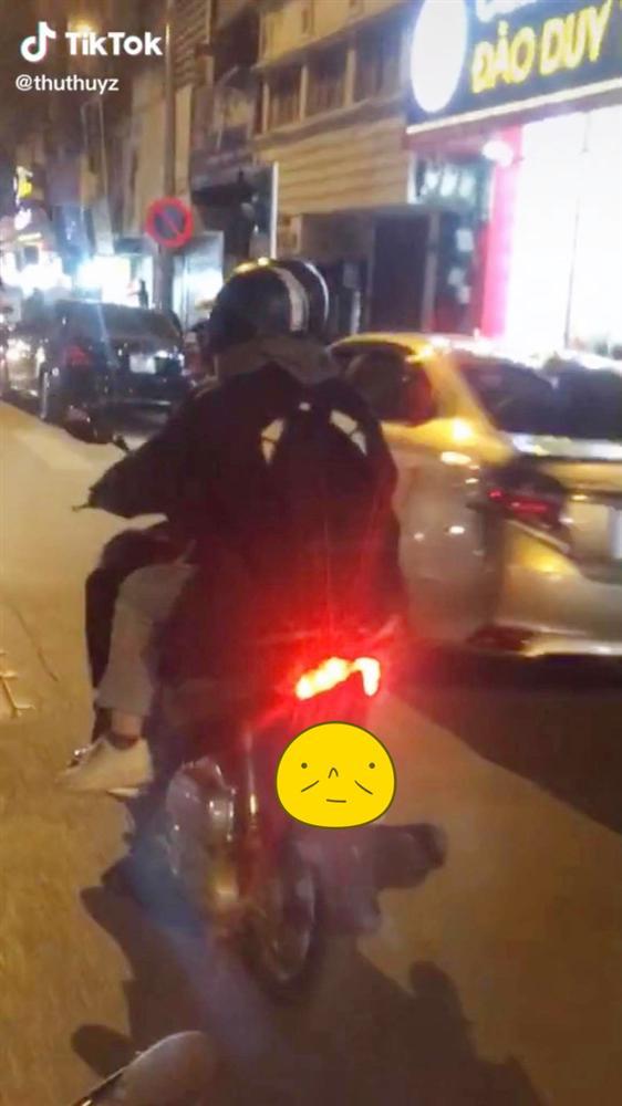 2 gái ế có pha xử lý lầy lội khi phát hiện trên đường ai cũng có đôi có cặp-2