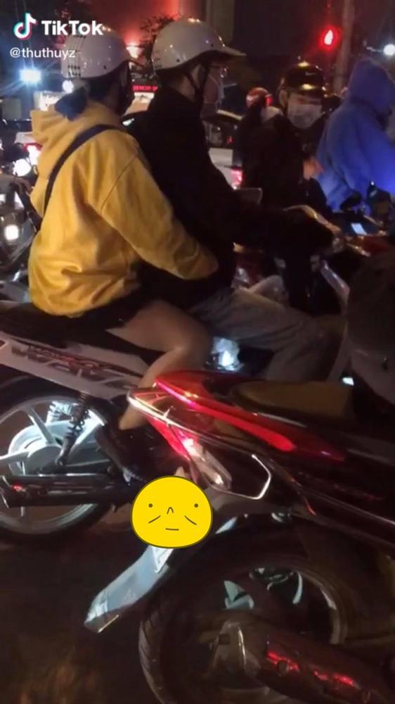 2 gái ế có pha xử lý lầy lội khi phát hiện trên đường ai cũng có đôi có cặp-5