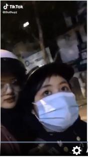 2 gái ế có pha xử lý lầy lội khi phát hiện trên đường ai cũng có đôi có cặp-3