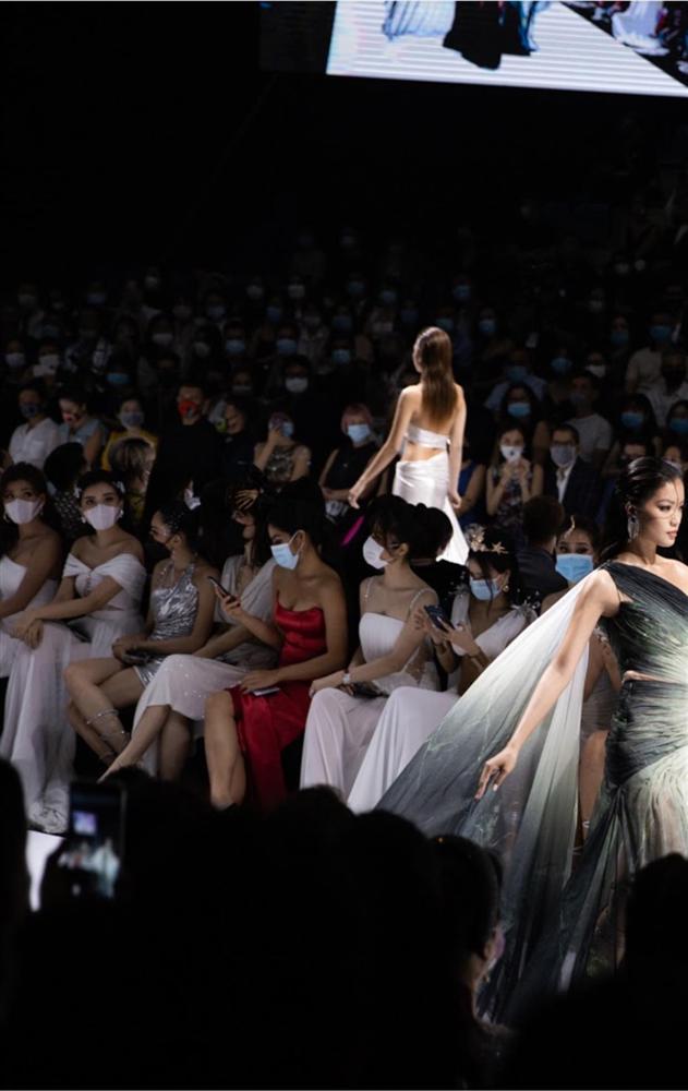 Danh tính khách không mời mặc váy đỏ sai dresscode trong show Đỗ Long-2