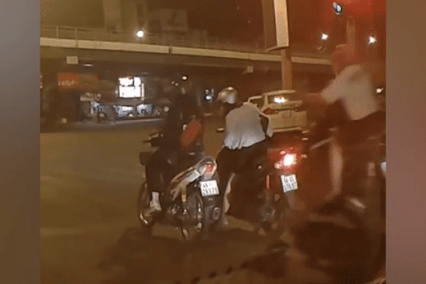 Clip: Kinh hoàng 2 băng nhóm bắn nhau như trong phim ở Tiền Giang-2