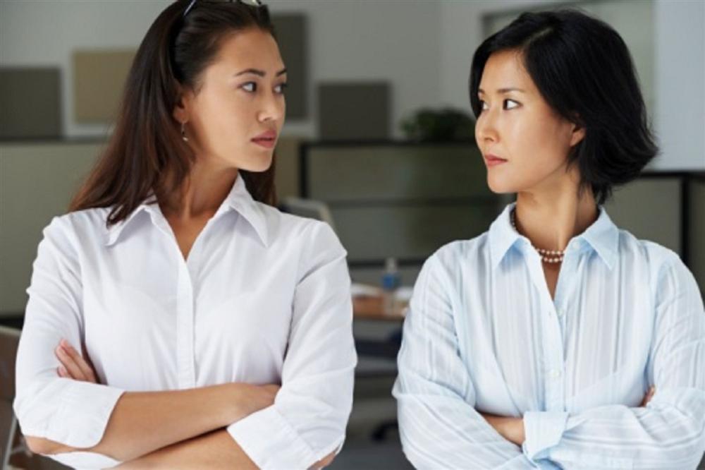 Nhìn mâm cơm trên bàn, chị chồng hứ một tiếng rồi vứt tờ tiền 500 nghìn lên để dằn mặt tôi-1