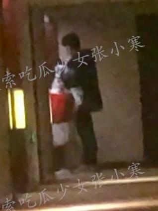 Mỹ nam Song Thế Sủng Phi lộ ảnh ôm hôn gái lạ trong khách sạn-3