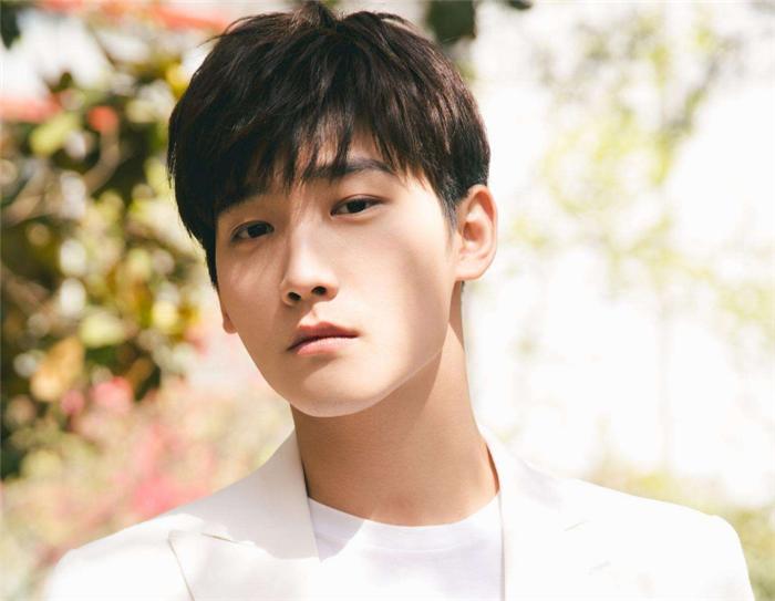 Mỹ nam Song Thế Sủng Phi lộ ảnh ôm hôn gái lạ trong khách sạn-4