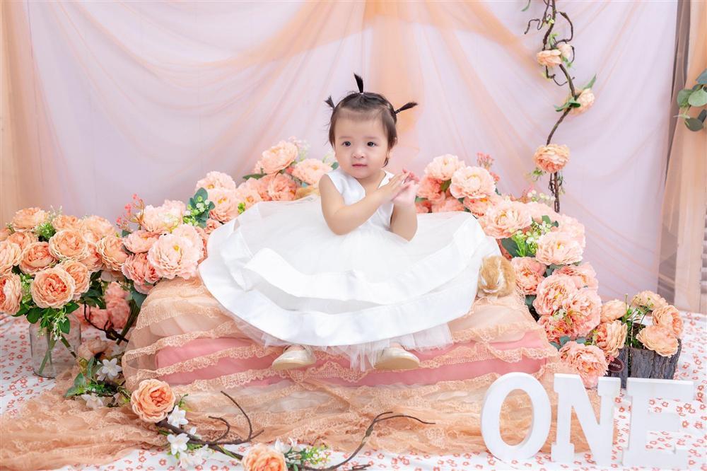 Khoảnh khắc con gái Bùi Tiến Dũng bịn rịn theo bố đốn tim dân mạng-1