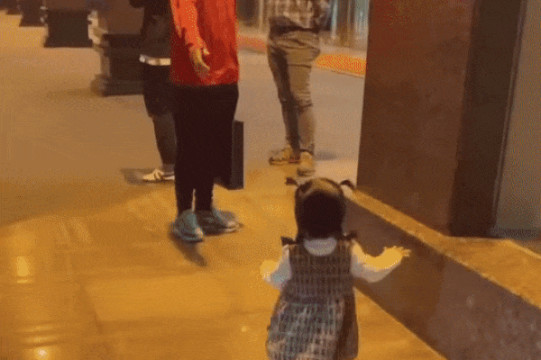 Khoảnh khắc con gái Bùi Tiến Dũng bịn rịn theo bố đốn tim dân mạng