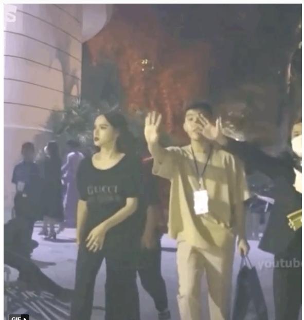 Rầm rộ clip Hương Giang ra về với thái độ gây chú ý sau sự kiện, netizen tiếp tục khẩu chiến dữ dội-1