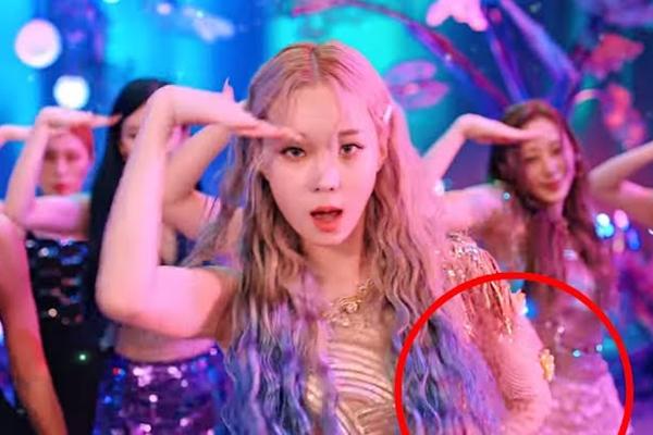 EXO toang hoác trên sân khấu vẫn không bằng Yunho lộ quần lót hồng-8