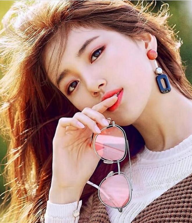 Dù còn trẻ, Suzy đã sở hữu khối tài sản triệu USD và thường nằm trong top những ngôi sao nữ quyền lực của xứ Hàn. Không khó hiểu vì sao Suzy trở thành biểu tượng của nhiều ngôi sao trẻ hiện nay.