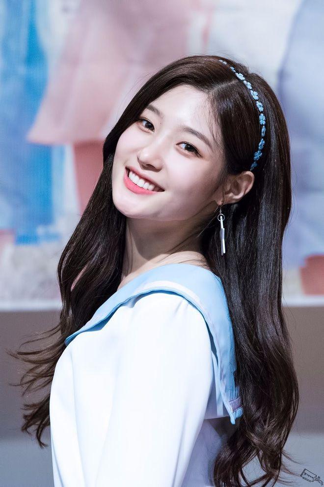 Chaeyeon sinh ngày 1/12/1997 và là thành viên của nhóm nhạc nữ DIA. May mắn đến với Chaeyeon khi cô tham gia chương trình 