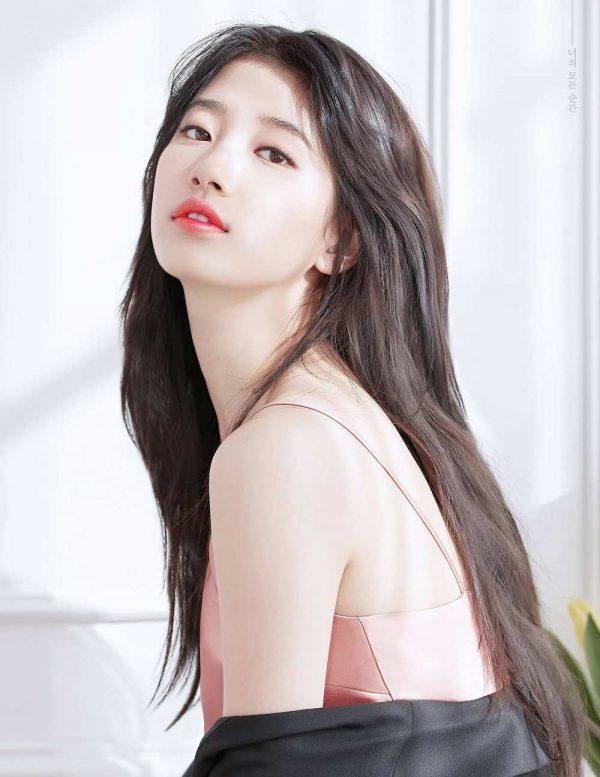 Suzy là một trong những ngôi sao trẻ nổi bật nhất xứ Hàn. Ở tuổi 26, nữ diễn viên đã có 10 năm kinh nghiệm hoạt động trong lĩnh vực nghệ thuật, đồng thời đạt được thành công vang dội ở cả âm nhạc lẫn diễn xuất.