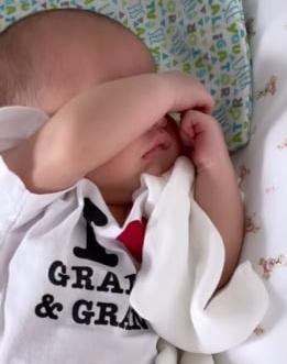 Hồ Ngọc Hà khiến khán giả nhức đầu khi khoe con nhỏ-2