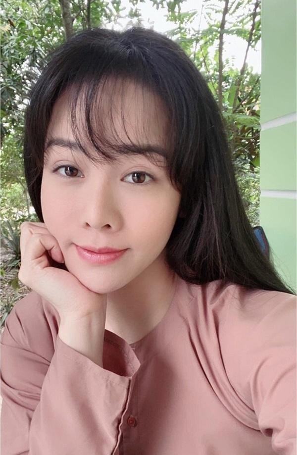 Nhật Kim Anh lên đồ giản dị đi quay, cô viết: "Cô gái nông dân đi mần ruộng!"