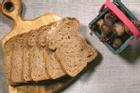 Bánh mì phô mai nướng củ dền cho bàn tiệc Noel