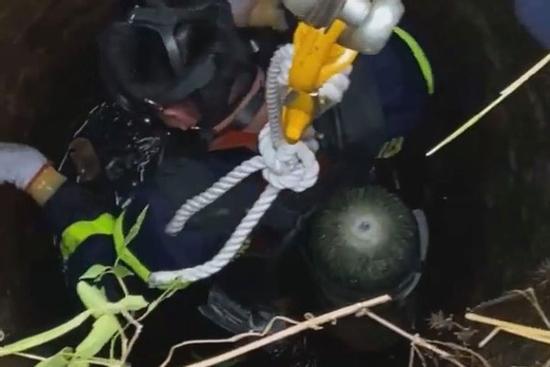 Đồng Nai: Kinh hoàng phát hiện thi thể người đàn ông đang phân hủy dưới giếng hoang