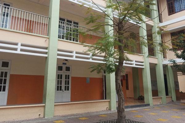 Đang giờ học, nữ sinh lớp 7 ra ngoài nhảy từ lầu 2 xuống đất-1