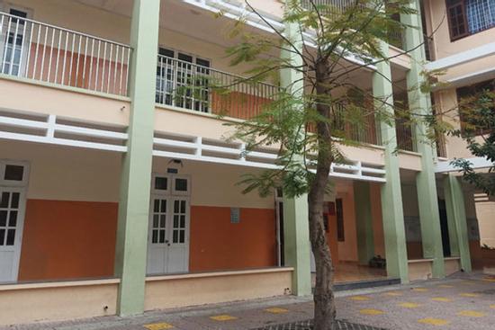 Đang giờ học, nữ sinh lớp 7 ra ngoài nhảy từ lầu 2 xuống đất