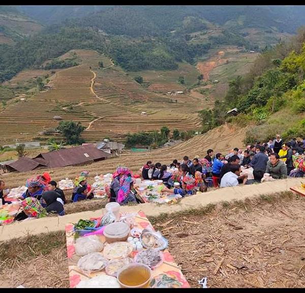 Giờ mới biết đám cưới vùng cao độc lạ đến vậy: Cỗ bày trên thửa ruộng bậc thang-1