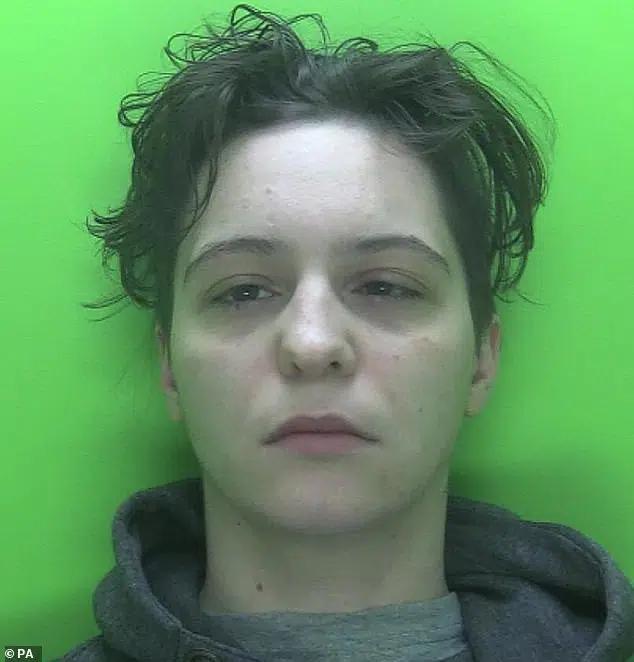 Mẹ đẻ dội nước nóng lên con gái 19 tháng rồi bỏ mặc đến chết-1