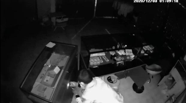 Truy tìm nhóm người bí ẩn đi xe 7 chỗ rình rập ở Bình Phước-2