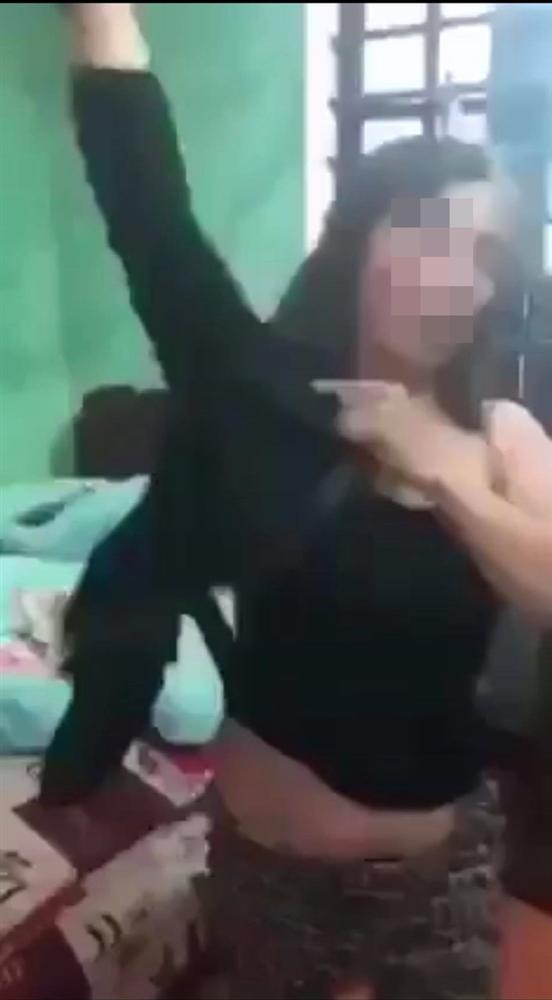 Đánh ghen cực căng: Chồng bắt tại trận vợ thả rông, tình địch chui ra từ gầm giường-3