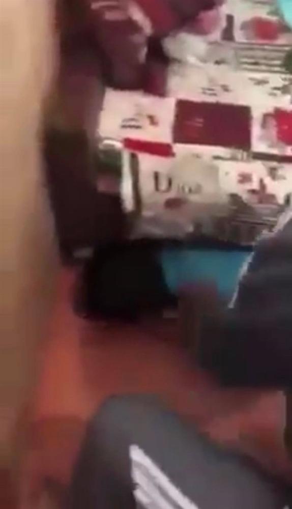 Đánh ghen cực căng: Chồng bắt tại trận vợ thả rông, tình địch chui ra từ gầm giường-4