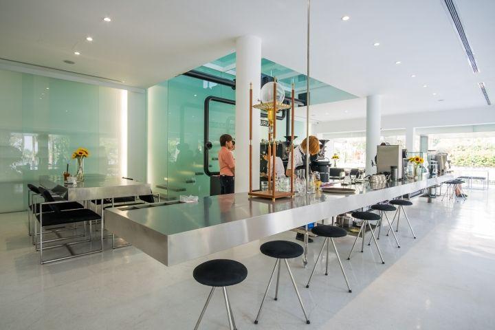 4 quán cafe tone trắng đen ở Sài Gòn, chỉ cần tạo dáng là có ngay ảnh đẹp-5