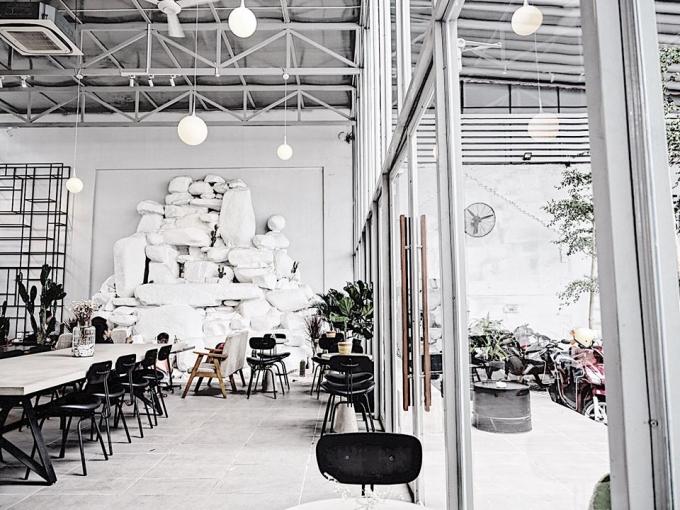 4 quán cafe tone trắng đen ở Sài Gòn, chỉ cần tạo dáng là có ngay ảnh đẹp-7