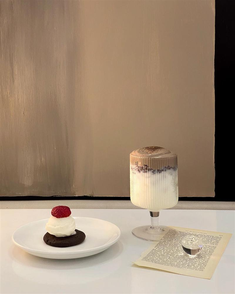 4 quán cafe tone trắng đen ở Sài Gòn, chỉ cần tạo dáng là có ngay ảnh đẹp-13