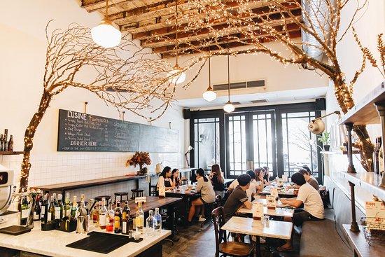 4 quán cafe tone trắng đen ở Sài Gòn, chỉ cần tạo dáng là có ngay ảnh đẹp-17