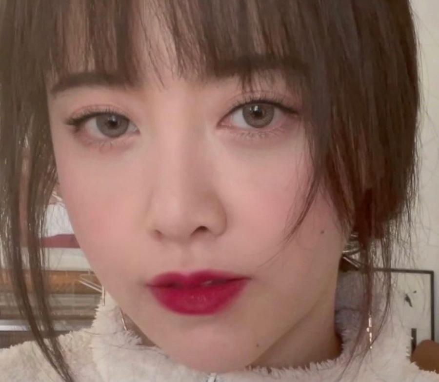 Goo Hye Sun vừa chia sẻ hình ảnh mới trên trang cá nhân. Nữ diễn viên gây bất ngờ với phong cách make-up đậm, đeo lens quyến rũ. Tuy nhiên, nhiều người hâm mộ bày tỏ 