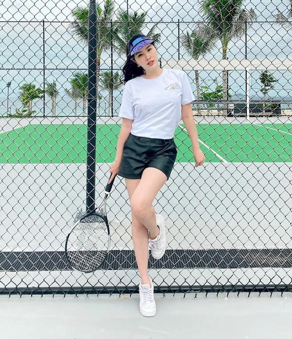 Bảo Thy chăm chỉ thể dục thể thao, chơi thêm bộ môn tennis.