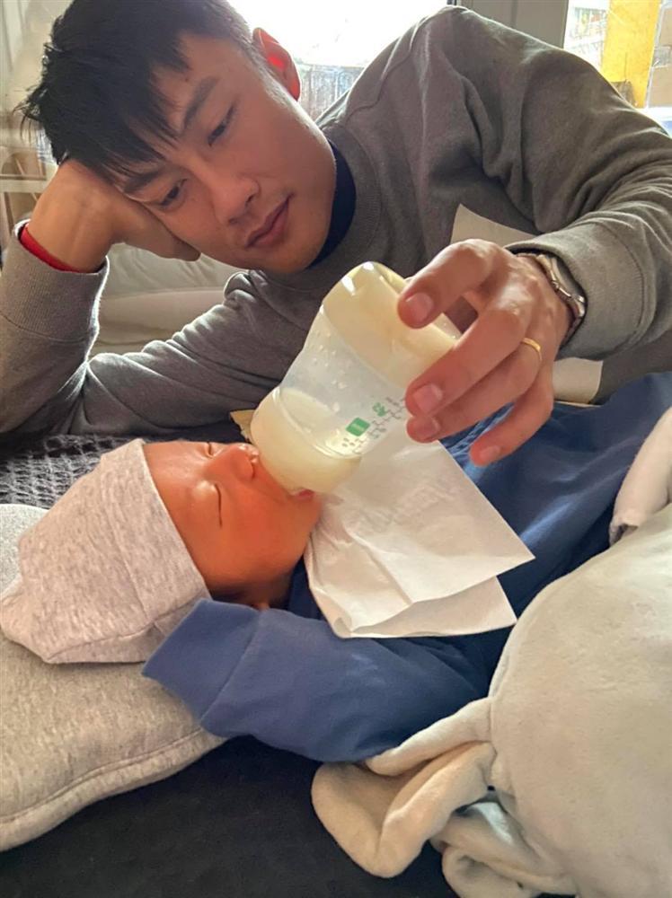 Chồng Kỳ Hân bị nhắc nhở khi cho con sơ sinh uống sữa-1