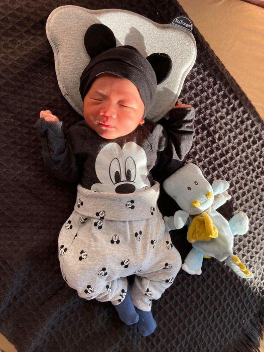 Chồng Kỳ Hân bị nhắc nhở khi cho con sơ sinh uống sữa-4