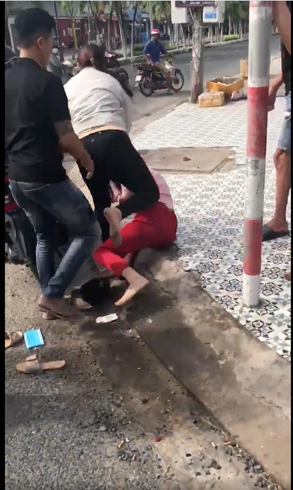 Đánh ghen kinh hoàng ở Kiên Giang: Tiểu tam bị túm tóc, đánh liên tiếp vào đầu-1