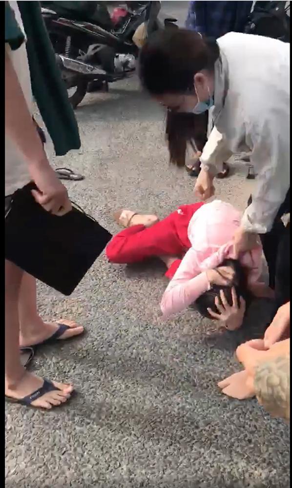 Đánh ghen kinh hoàng ở Kiên Giang: Tiểu tam bị túm tóc, đánh liên tiếp vào đầu-2
