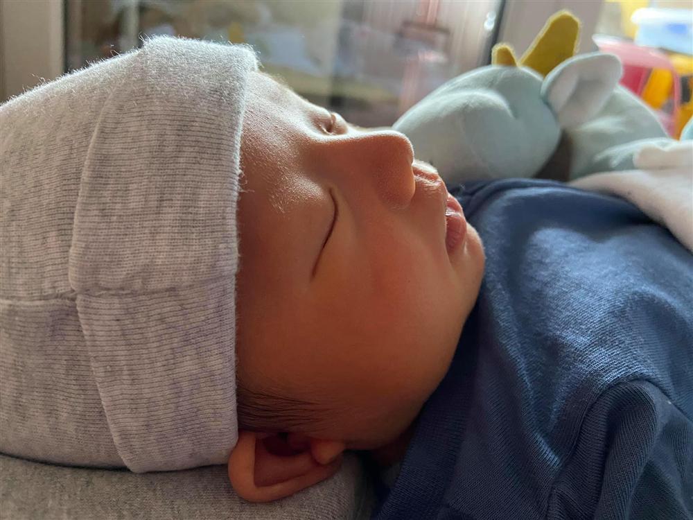 Chồng Kỳ Hân bị nhắc nhở khi cho con sơ sinh uống sữa-5