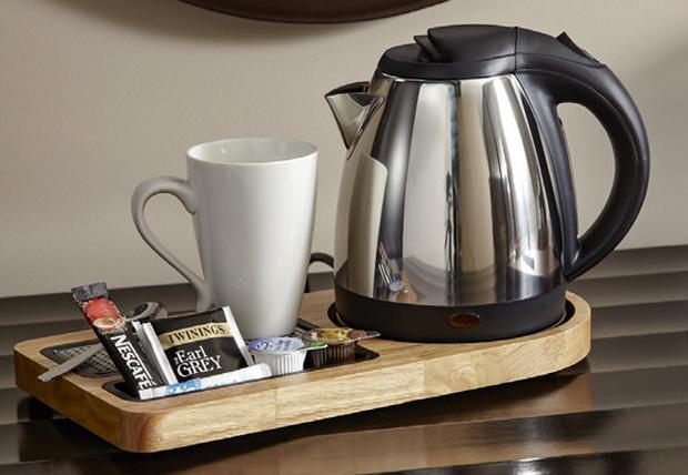 Nhận phòng khách sạn nên đun ấm nước sôi đổ vào bồn cầu: Rùng mình khi biết sự thật-1