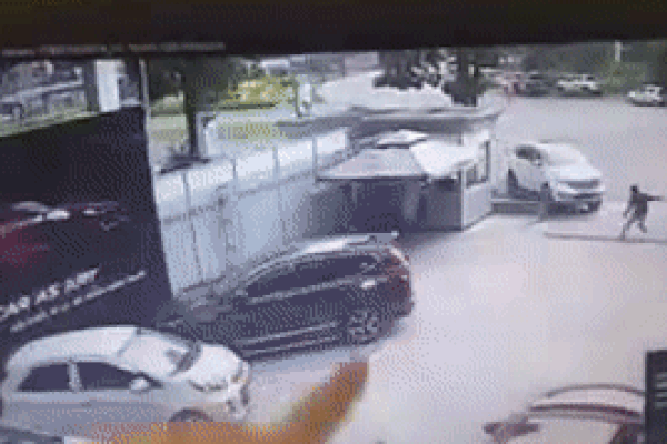 Khởi tố nữ tài xế đạp nhầm chân ga đâm người đàn ông rồi lao vào showroom ở Việt Trì-2