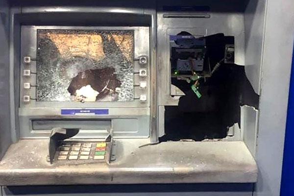 Người đàn ông đập nát trụ ATM vì không nhả tiền, tài khoản vẫn bị trừ hết sạch-2